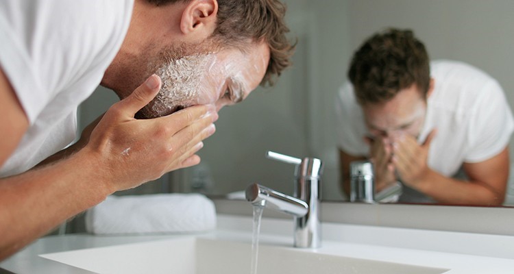 شستن صورت برای تمیز کردن پوست 