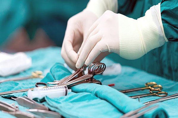 عمل جراحی یکی از درمان های هموروئید حاد است