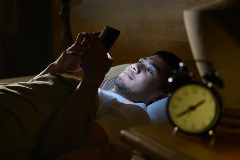 کار کردن با تلفن همراه در رختخواب در ساعاتی که بدن نیاز به خواب دارد