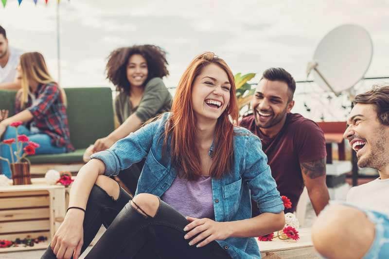 شادی و خندیدن در جمع دوستان برای کاهش استرس