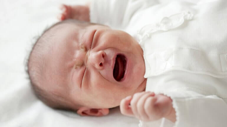 گریه شدید نوزاد به دلیل دندان درآوردن