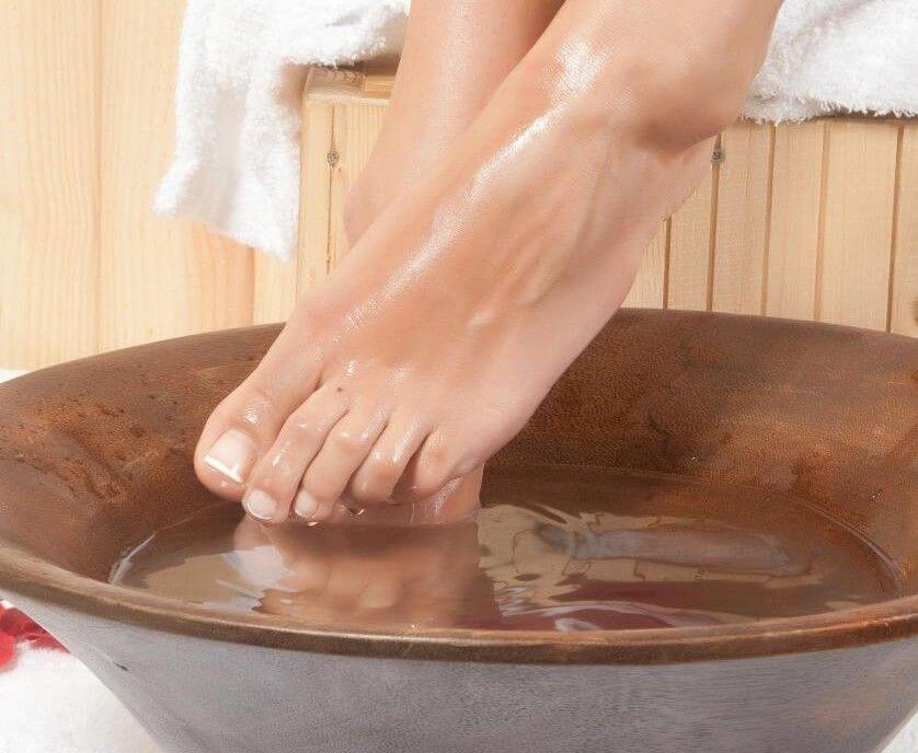رفع سوزش پا از طریق قرار دادن پا در آب خنک