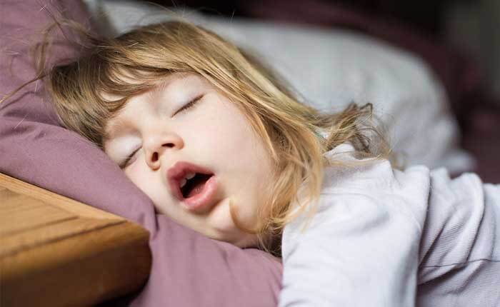خوابیدن غیر معمول و زیاد کودک در اثر صدمه مغزی