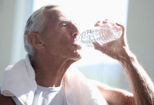 نوشیدن آب کافی برای پیشگیری از نقرس