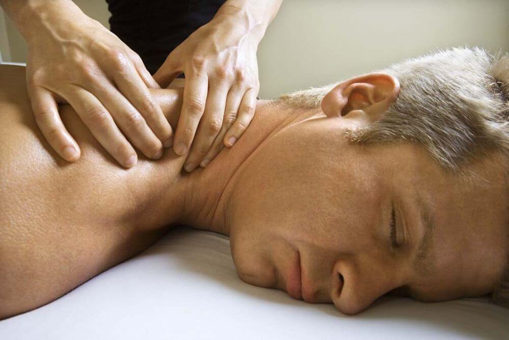رفع گرفتگی عضله گردن به وسیله ماساژ درمانی