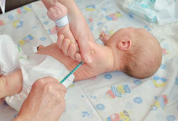تزریق واکسن بدو تولد به نوزاد