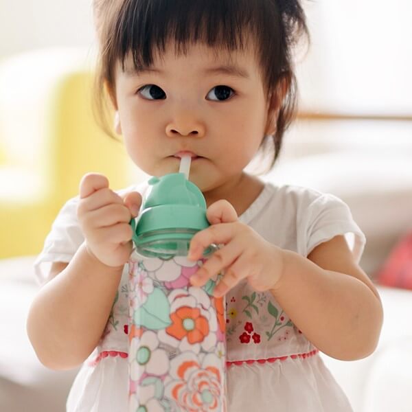استفاده از فنجان نی دار کودک برای نوشیدن مایعات