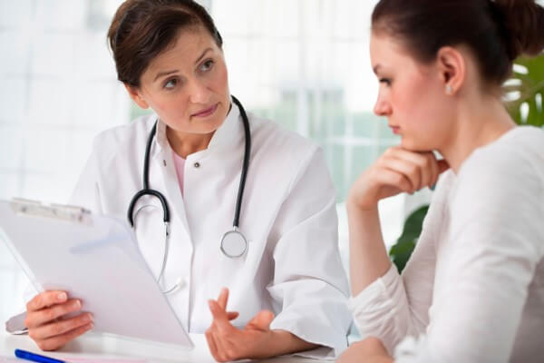 مشاوره با پزشک زنان برای انتخاب قرص اورژانسی مناسب