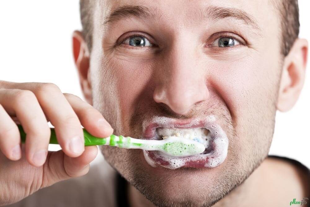 مسواک زدن منظم برای رفع بوی بد در دهان