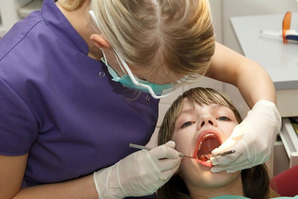 درمان عفونت لثه توسط دندانپزشک