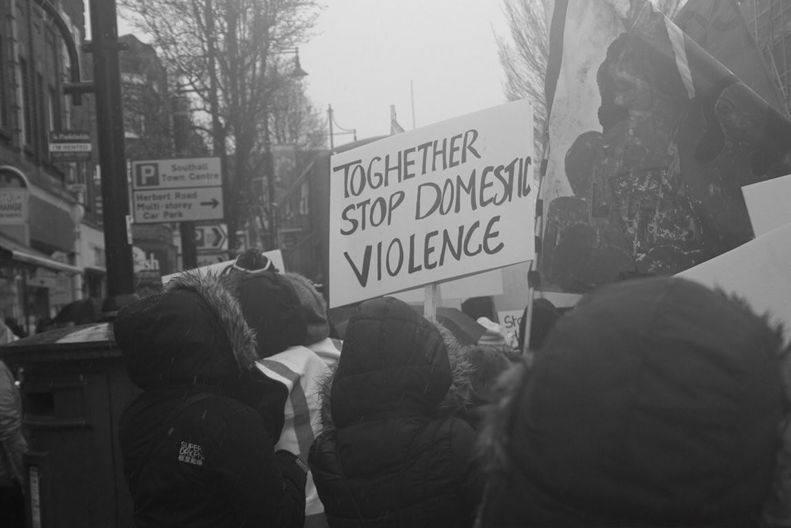 در مقابل خشونت خانگی اطرافیانمان چه کنیم؟
