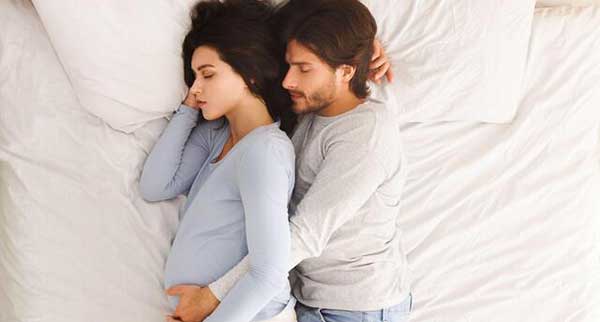 طرز خوابیدن زن و شوهر در بارداری